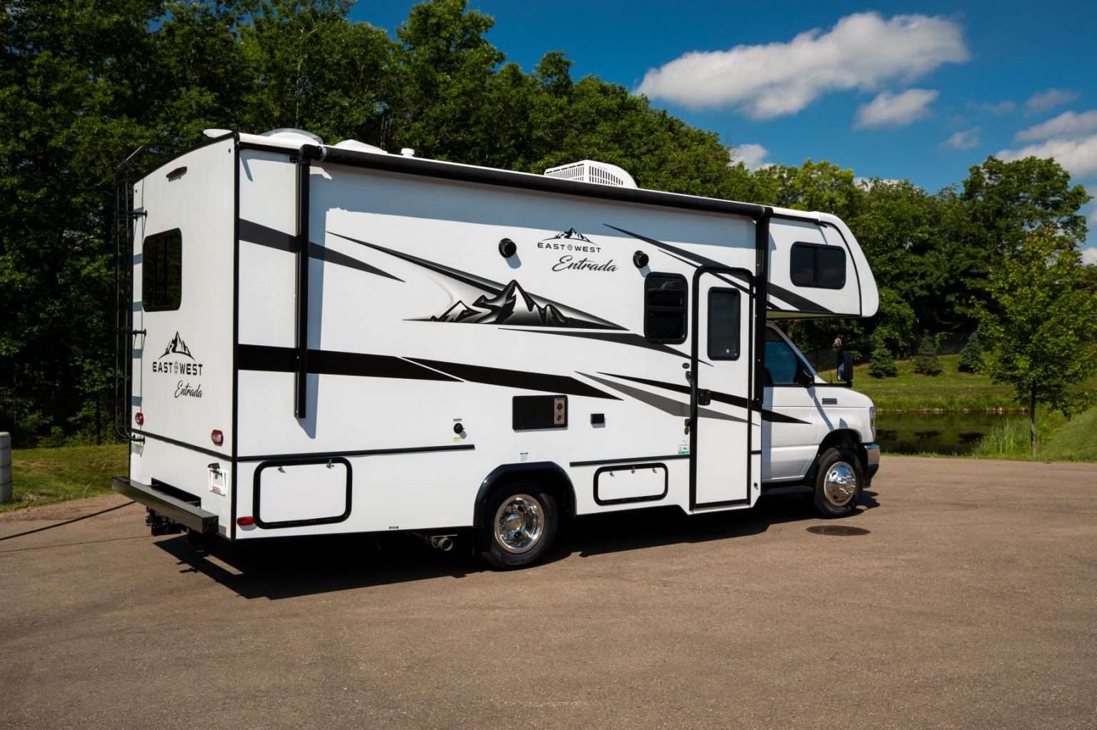 Stunning new Entrada 2200S Class C motorhome makes its debut at General RV