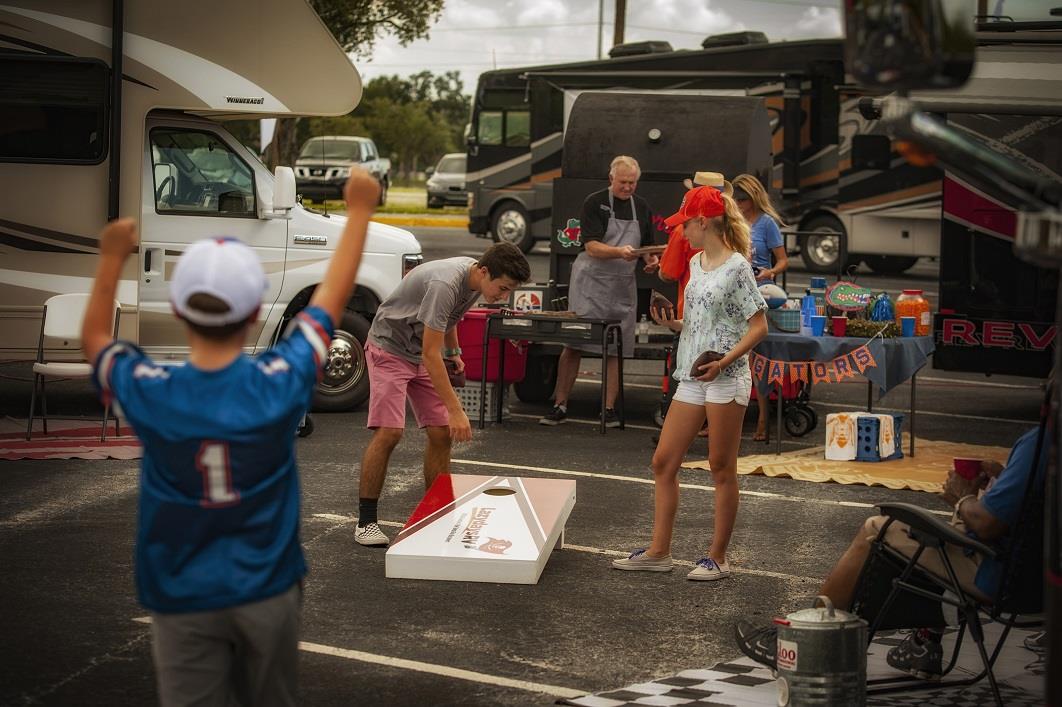 This image has an empty alt attribute; its file name is 8-things-you-ll-need-to-throw-the-ultimate-rv-tailgating-party-1.jpg